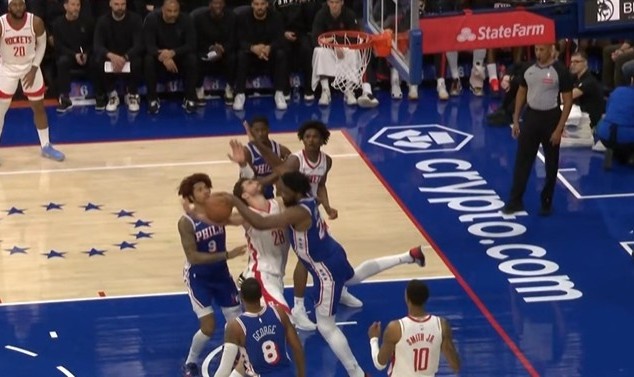 是个好防守！申京篮下强打恩比德造犯规 76人挑战成功